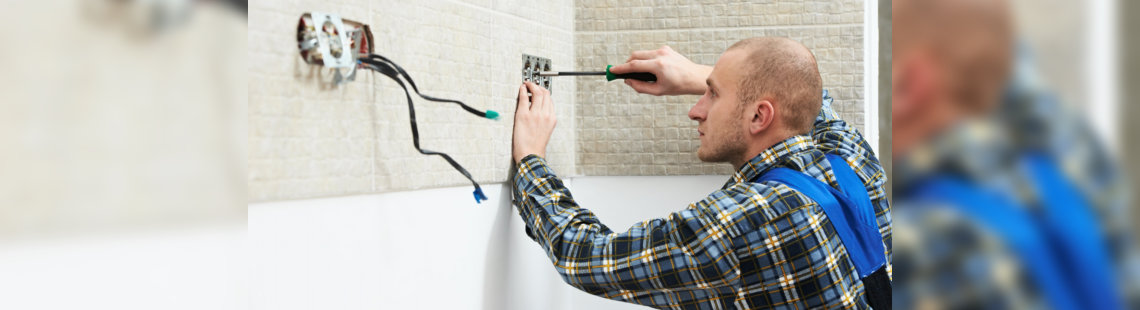 electricoan installing wall outlets